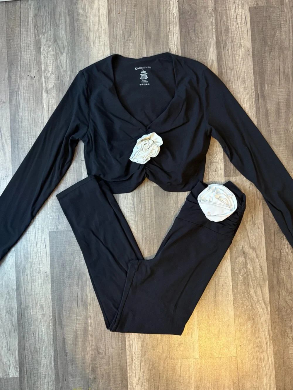 Carbon 38 Rosette Long Sleeve Top and leggings set - Picture 3 of 10
